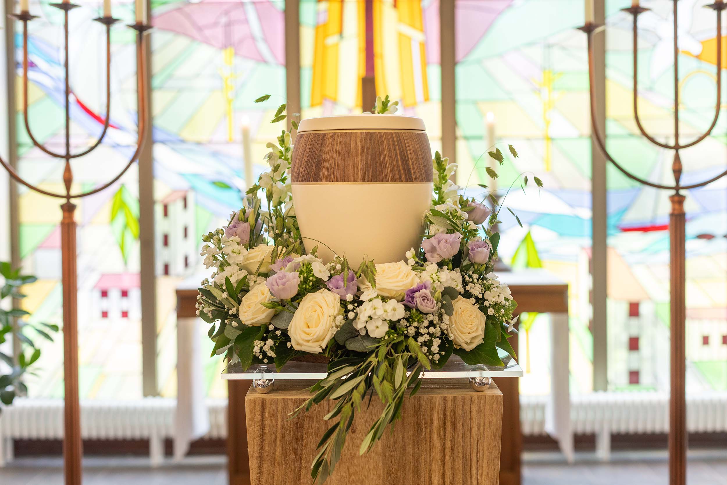 Urne mit Blumenschmuck für eine persönliche Trauerfeier in Bad Schwartau